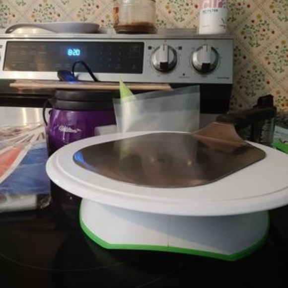 Cake Pans, Chocolate Melting Pot, Decorating Items - Picture 2 of 6